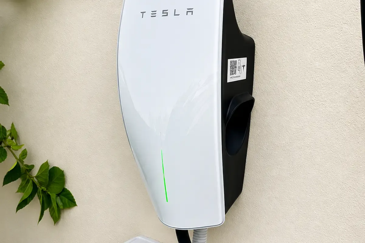 Cargador Tesla instalado en la pared de una vivienda