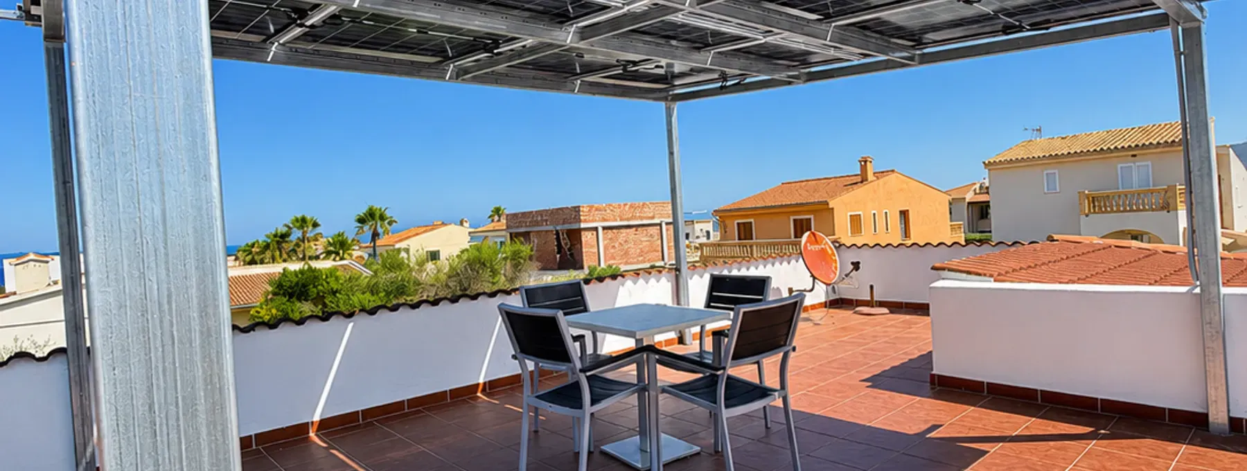 Pérgola solar sobre la terraza de un alojamiento en Mallorca