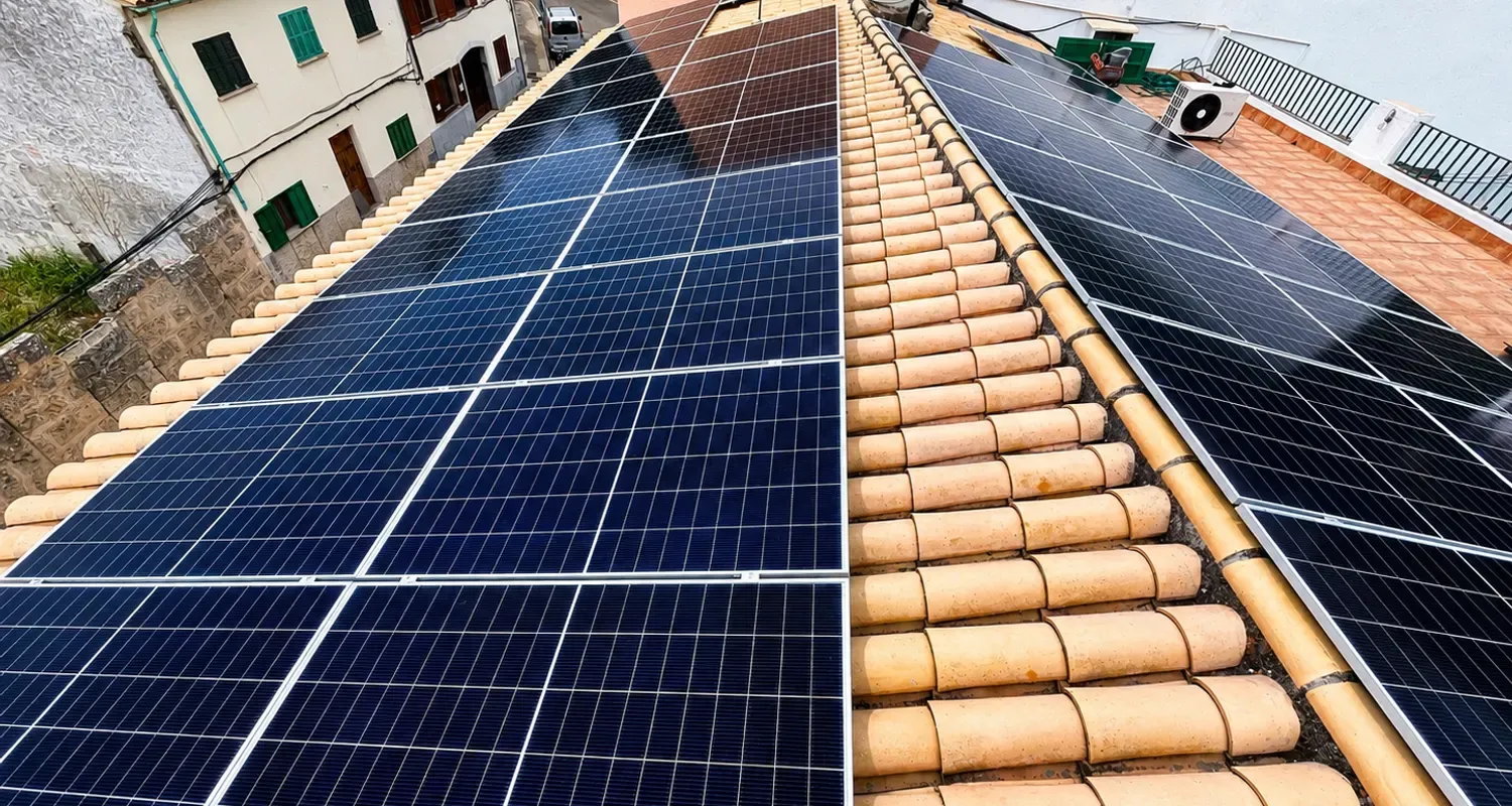 Instalación de paneles solares terminada y recogida en un tejado de Mallorca