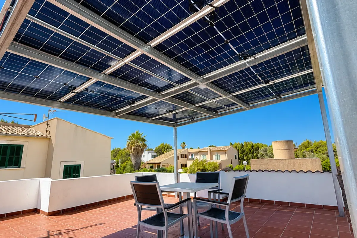 Porche solar con paneles fotovoltaicos en una terraza