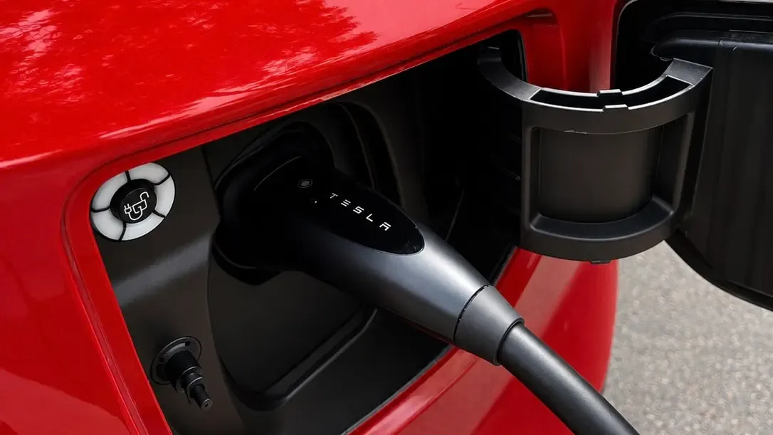 Coche eléctrico enchufado a un punto de recarga en Mallorca
