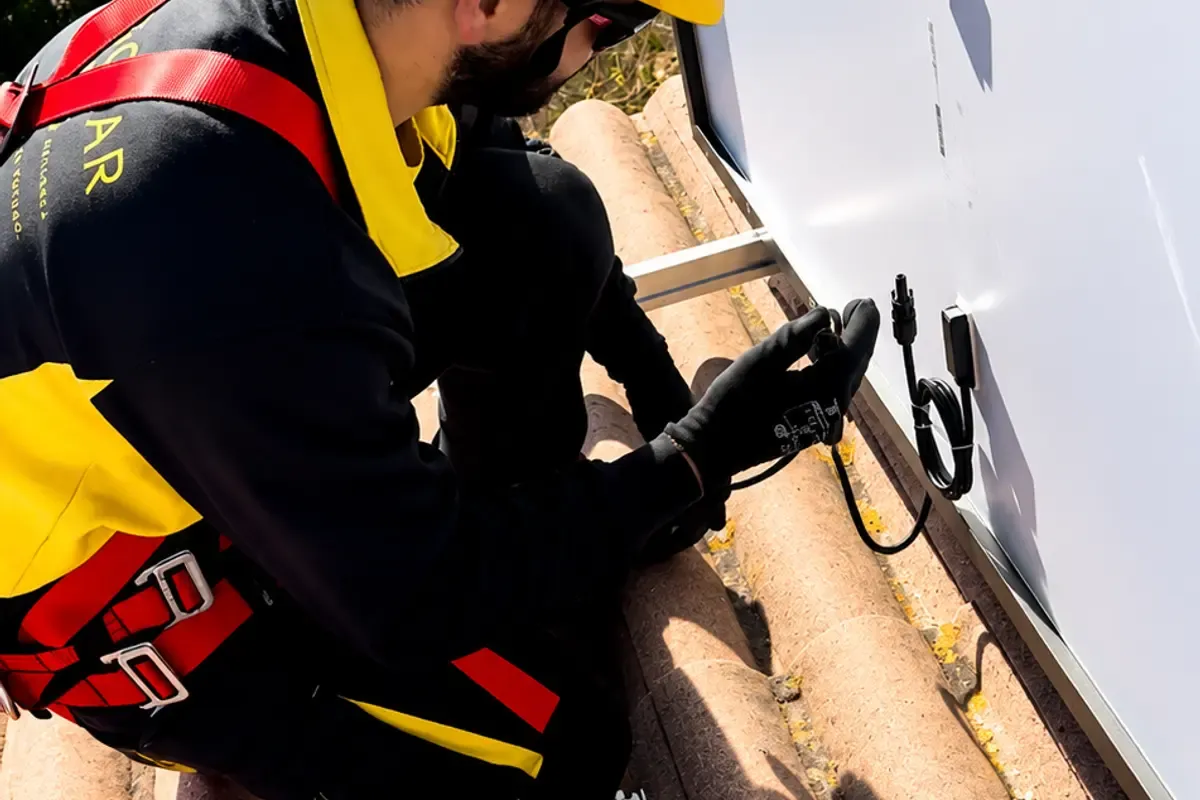 Técnico de Solartec revisando una instalación solar en un tejado