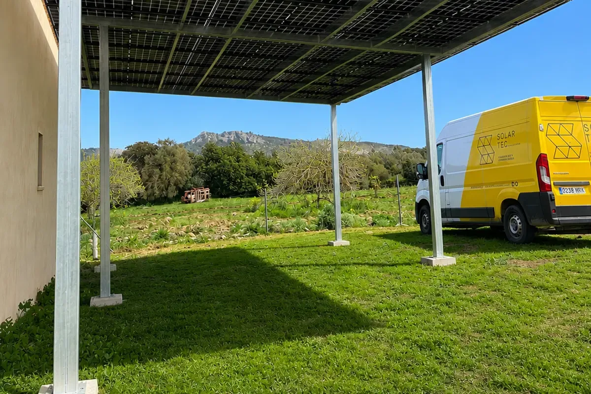 Furgoneta de Solartec durante la visita técnica en el domicilio del cliente